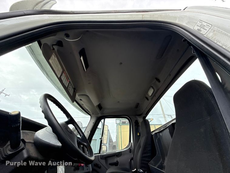 image for item EG8658 2013 Freightliner 114SD semi truck