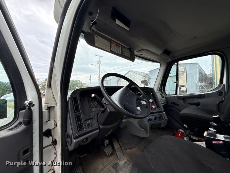 image for item EG8658 2013 Freightliner 114SD semi truck