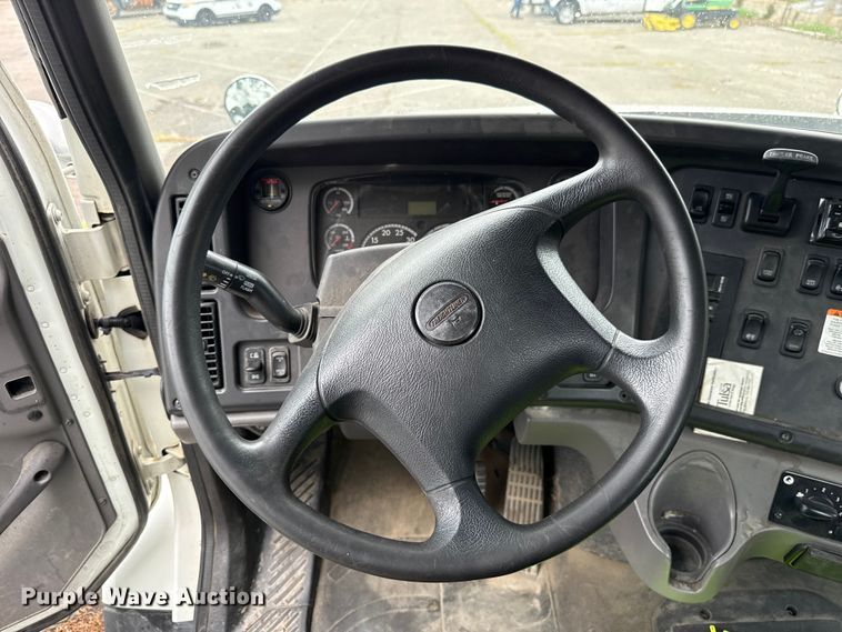 image for item EG8658 2013 Freightliner 114SD semi truck