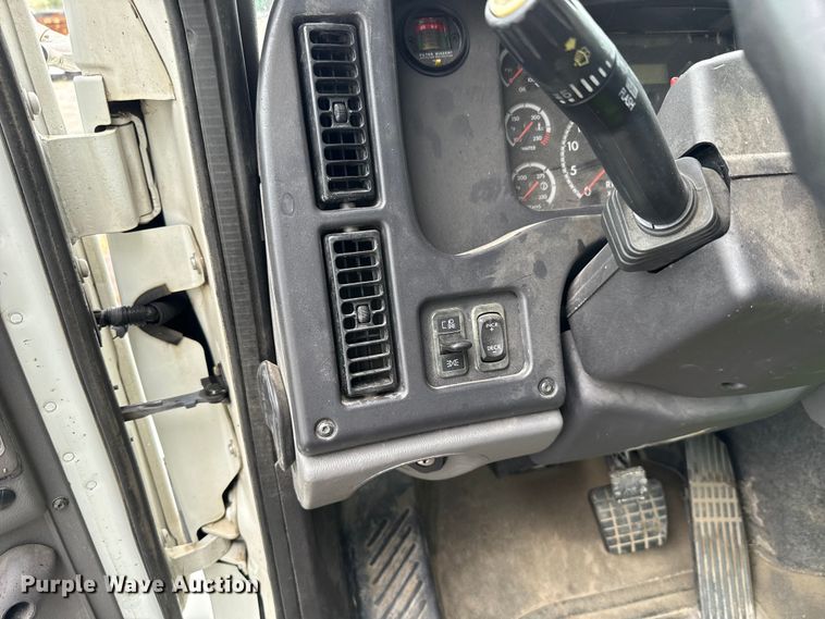 image for item EG8658 2013 Freightliner 114SD semi truck