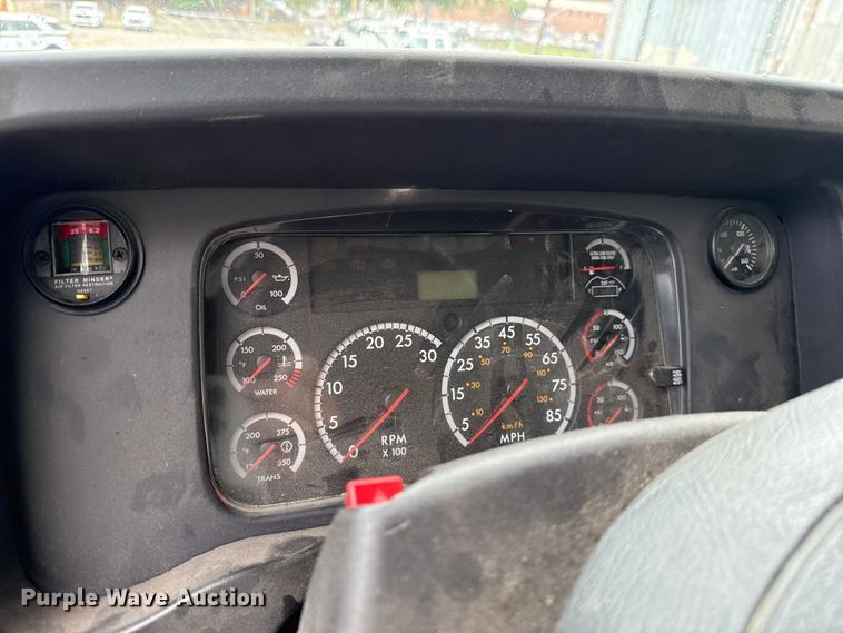 image for item EG8658 2013 Freightliner 114SD semi truck