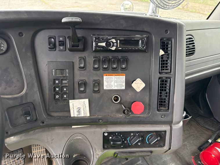 image for item EG8658 2013 Freightliner 114SD semi truck