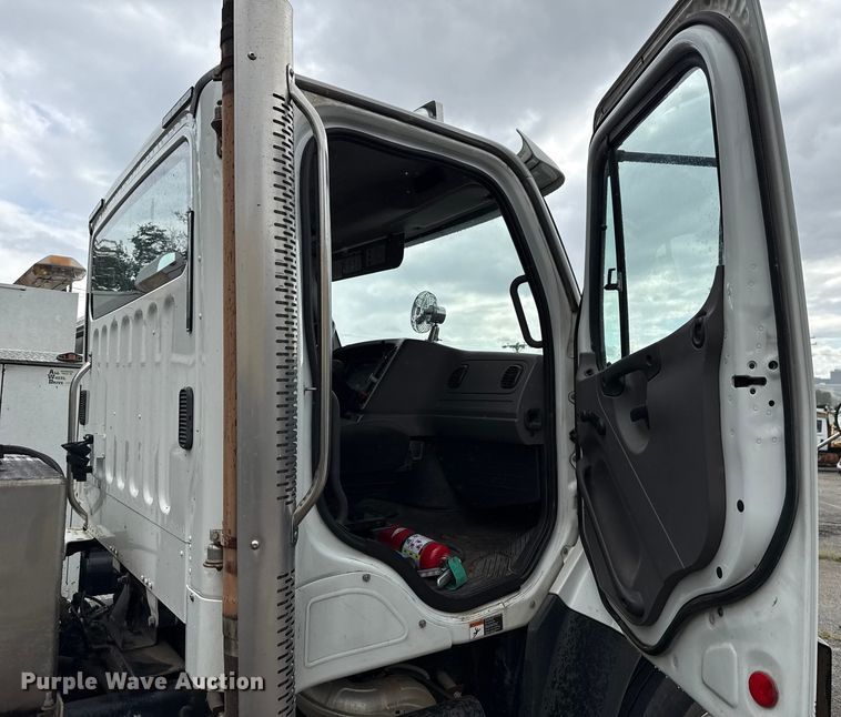 image for item EG8658 2013 Freightliner 114SD semi truck