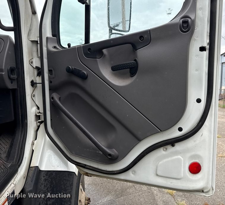 image for item EG8658 2013 Freightliner 114SD semi truck