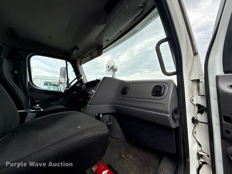 image for item EG8658 2013 Freightliner 114SD semi truck