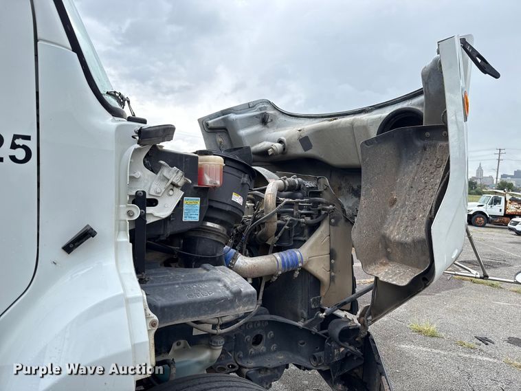 image for item EG8658 2013 Freightliner 114SD semi truck