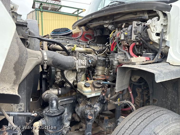 image for item EG8658 2013 Freightliner 114SD semi truck