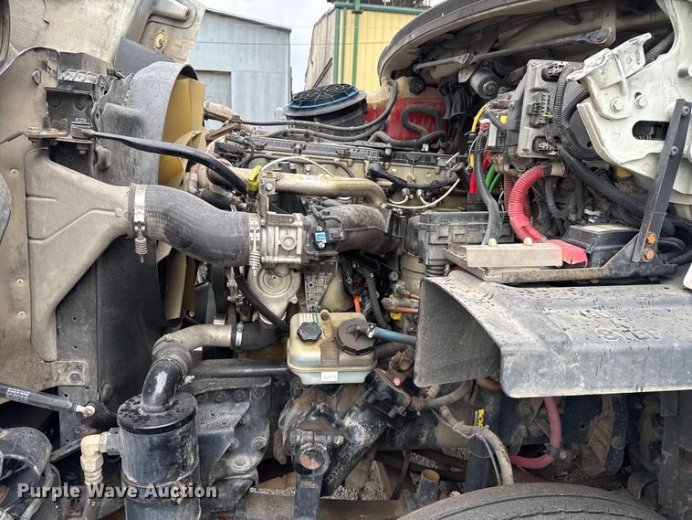 image for item EG8658 2013 Freightliner 114SD semi truck