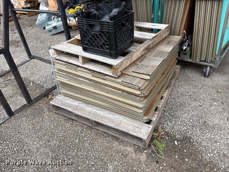 image for item EG8661 Approximately 200 dance floor pieces