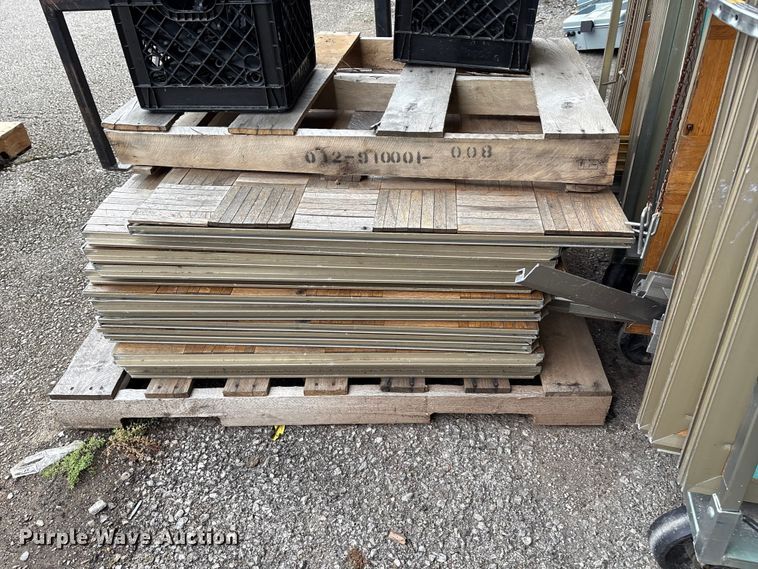 image for item EG8661 Approximately 200 dance floor pieces