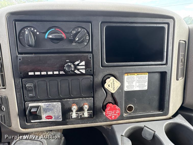 image for item EG8690 2009 International 7400 dump truck