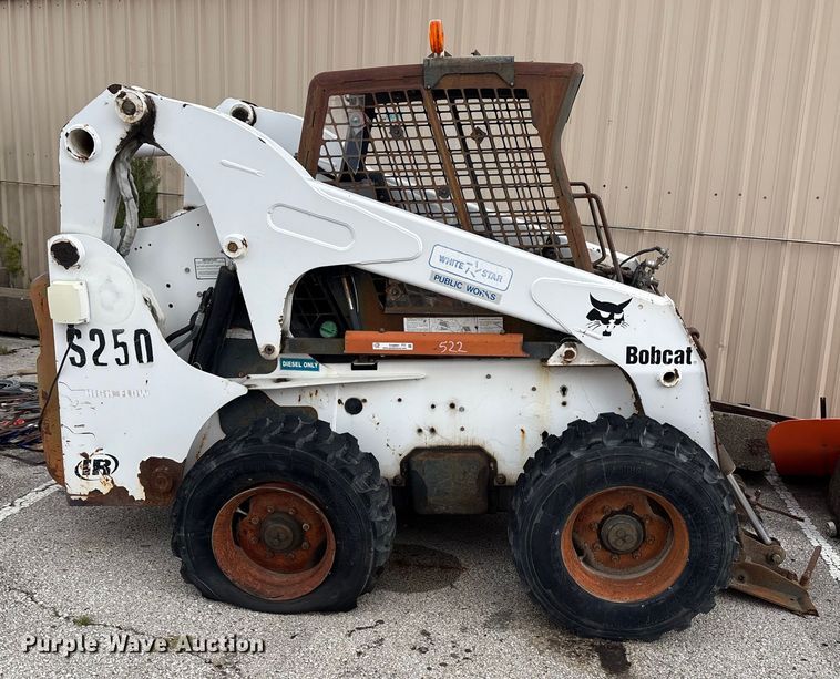 image for item EG8691 2003 Bobcat S250 skid steer loader