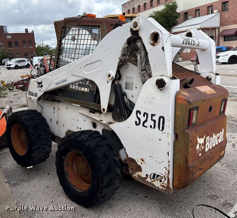 image for item EG8691 2003 Bobcat S250 skid steer loader
