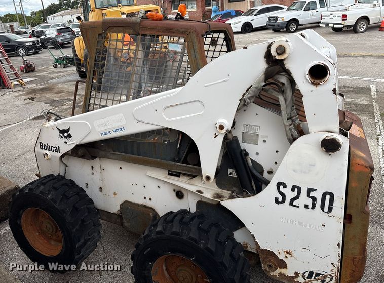 image for item EG8691 2003 Bobcat S250 skid steer loader