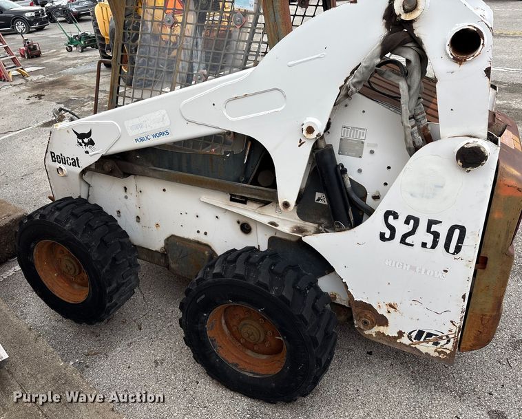 image for item EG8691 2003 Bobcat S250 skid steer loader