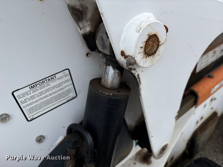 image for item EG8691 2003 Bobcat S250 skid steer loader