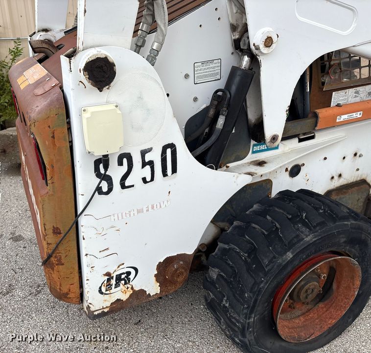 image for item EG8691 2003 Bobcat S250 skid steer loader