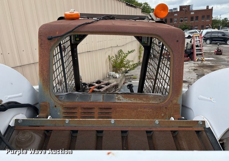 image for item EG8691 2003 Bobcat S250 skid steer loader