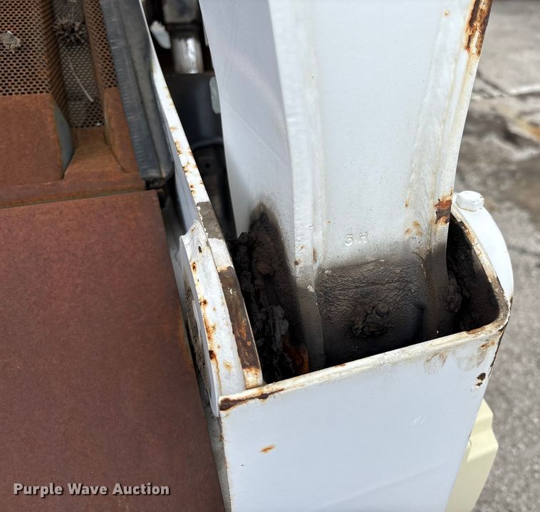 image for item EG8691 2003 Bobcat S250 skid steer loader