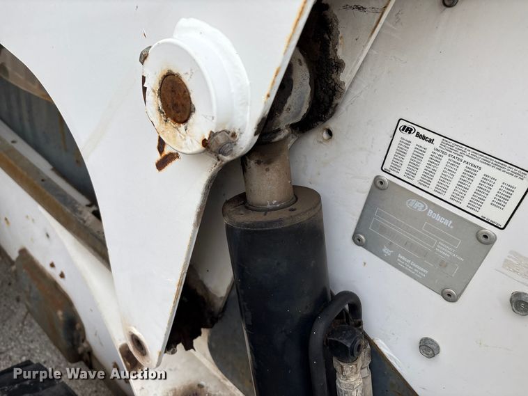 image for item EG8691 2003 Bobcat S250 skid steer loader