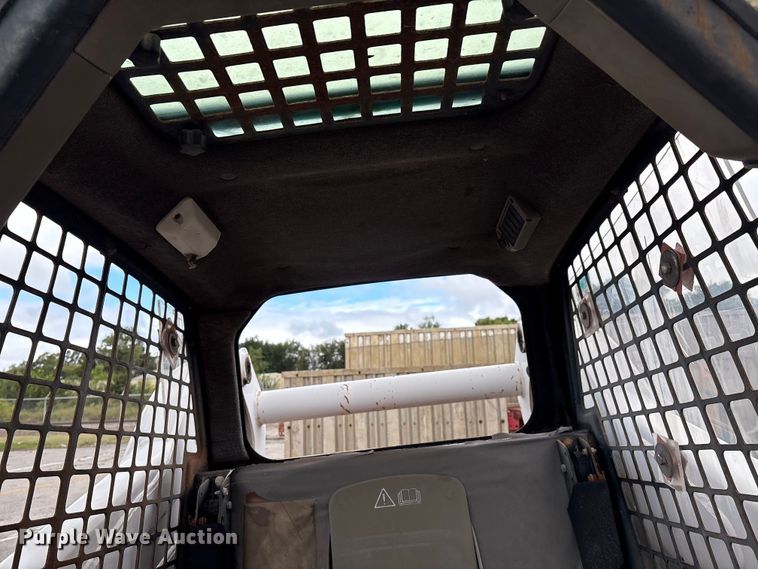 image for item EG8691 2003 Bobcat S250 skid steer loader