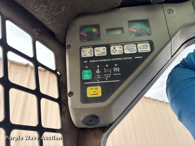 image for item EG8691 2003 Bobcat S250 skid steer loader