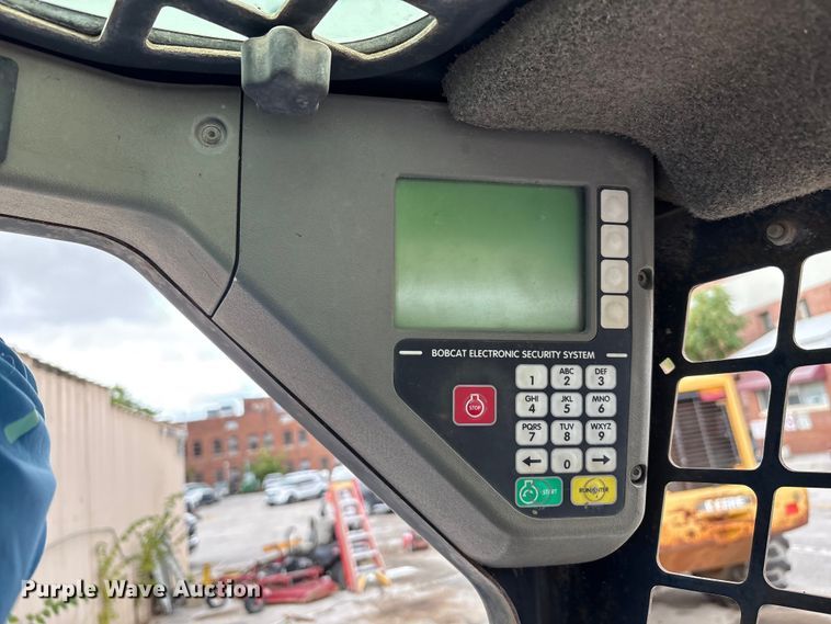 image for item EG8691 2003 Bobcat S250 skid steer loader