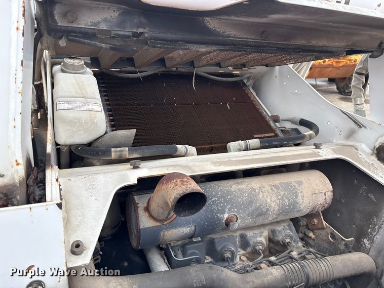 image for item EG8691 2003 Bobcat S250 skid steer loader