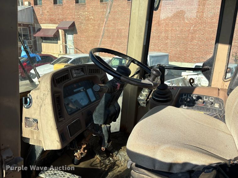 image for item EG8694 2000 John Deere 544H wheel loader