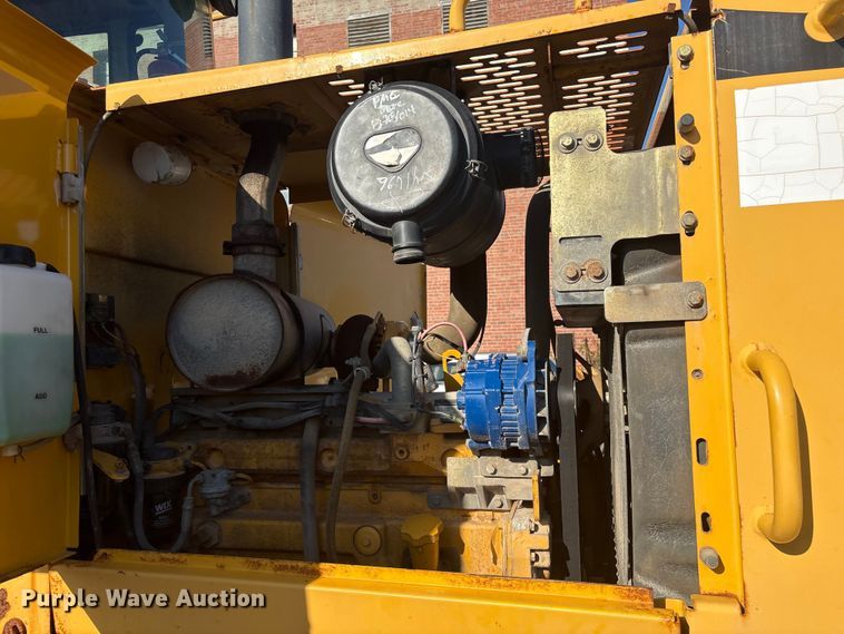 image for item EG8694 2000 John Deere 544H wheel loader