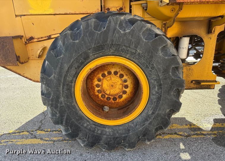 image for item EG8694 2000 John Deere 544H wheel loader