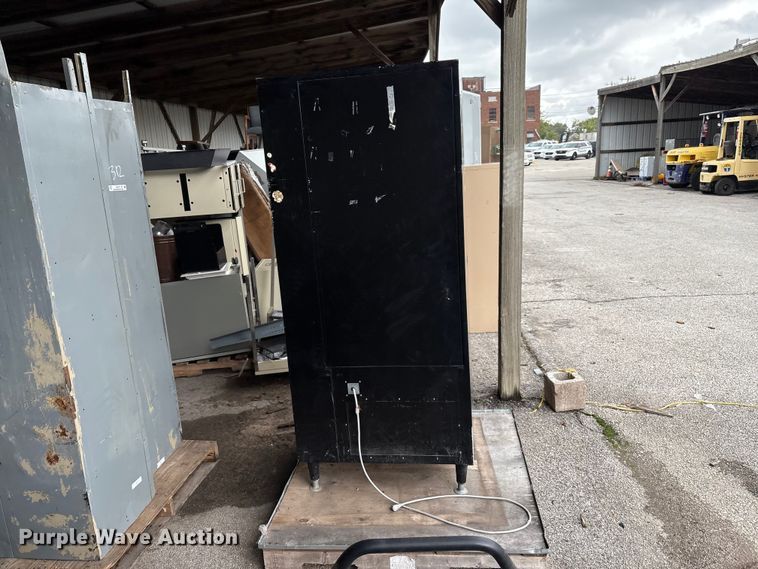 image for item EG8710 1993 Polyvend PV4420 vending machine 