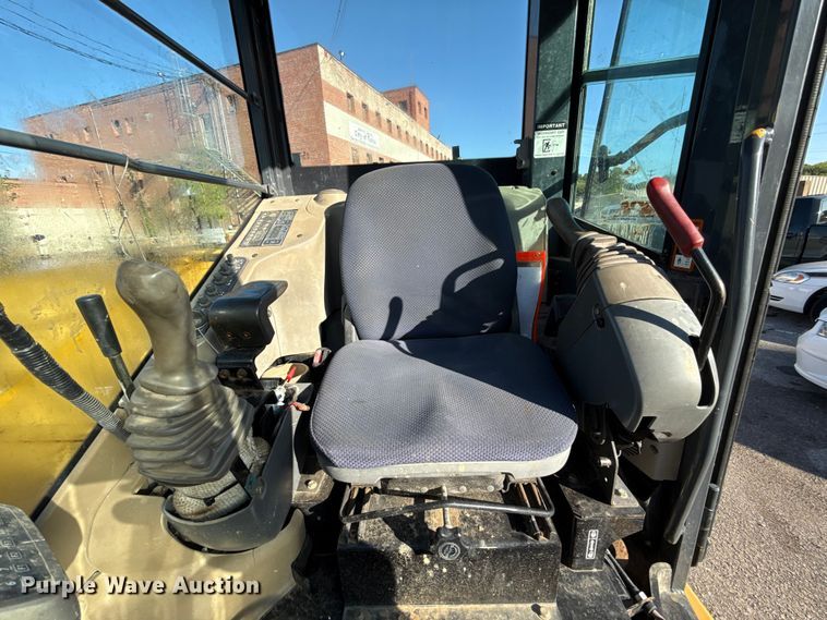 image for item EG8737 2013 John Deere 85D excavator