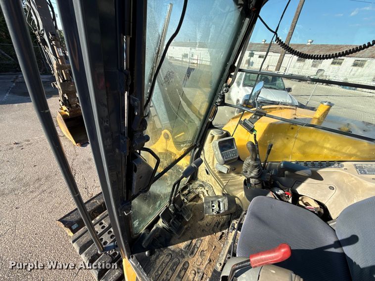 image for item EG8737 2013 John Deere 85D excavator