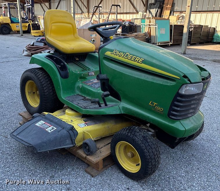 image for item EG8758 2005 John Deere LT190 lawn mower