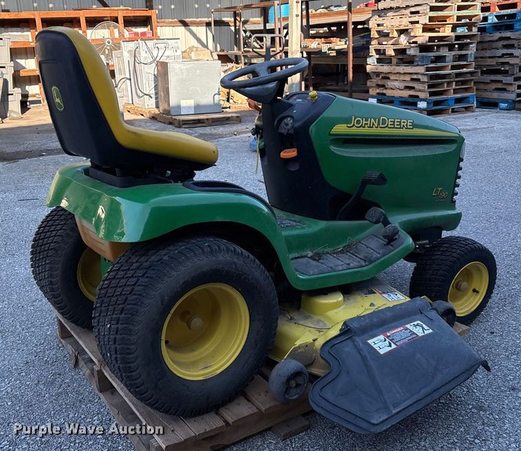 image for item EG8758 2005 John Deere LT190 lawn mower