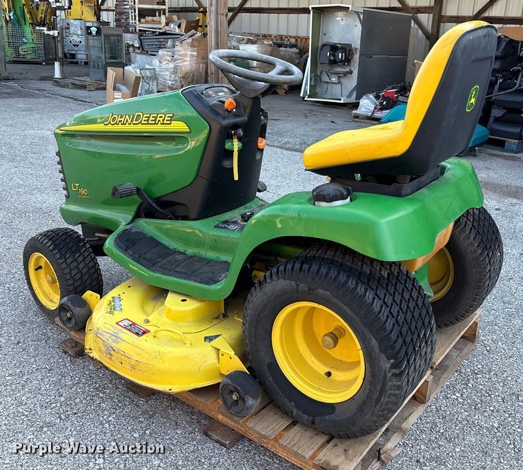 image for item EG8758 2005 John Deere LT190 lawn mower