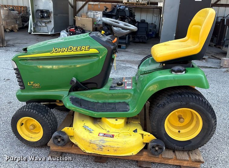 image for item EG8758 2005 John Deere LT190 lawn mower