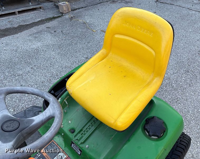image for item EG8758 2005 John Deere LT190 lawn mower