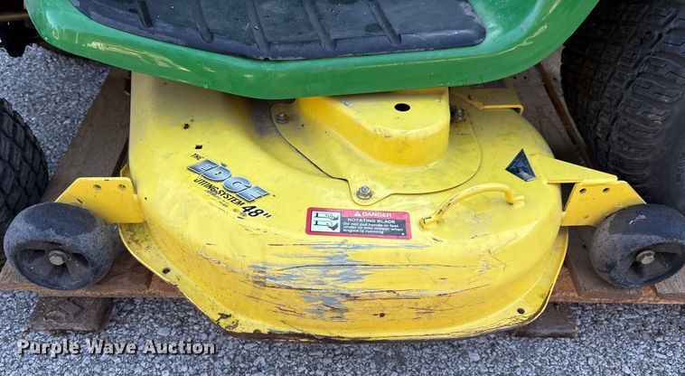 image for item EG8758 2005 John Deere LT190 lawn mower