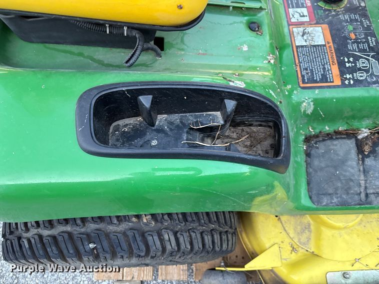 image for item EG8758 2005 John Deere LT190 lawn mower