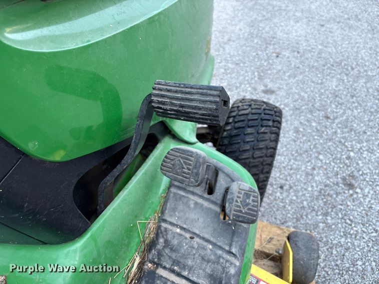 image for item EG8758 2005 John Deere LT190 lawn mower