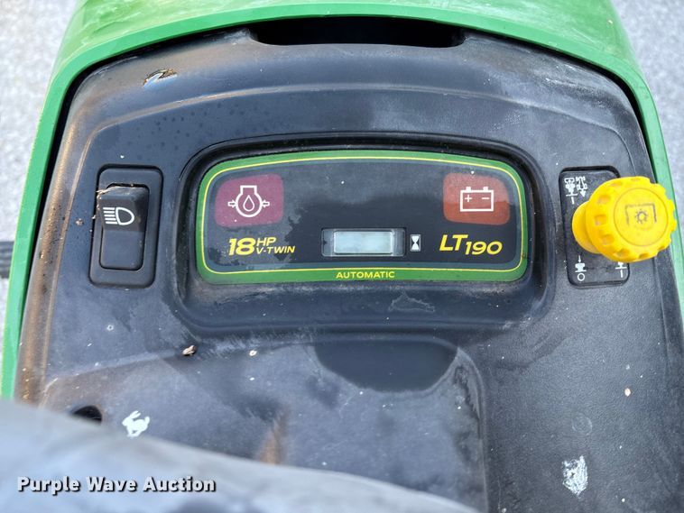 image for item EG8758 2005 John Deere LT190 lawn mower