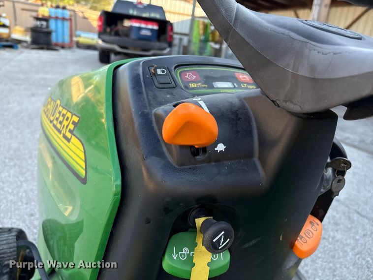image for item EG8758 2005 John Deere LT190 lawn mower