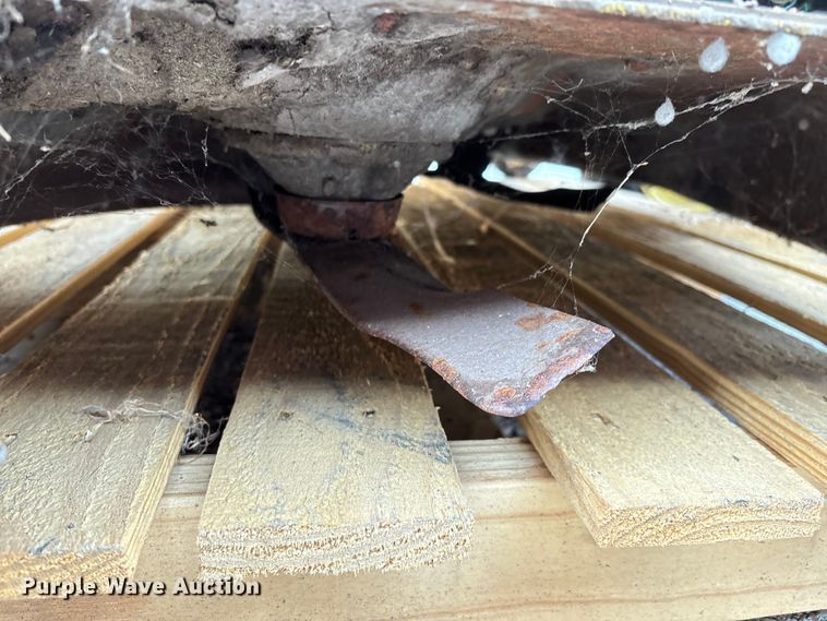 image for item EG8758 2005 John Deere LT190 lawn mower