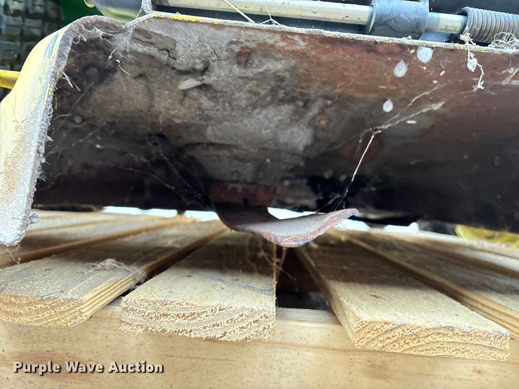 image for item EG8758 2005 John Deere LT190 lawn mower