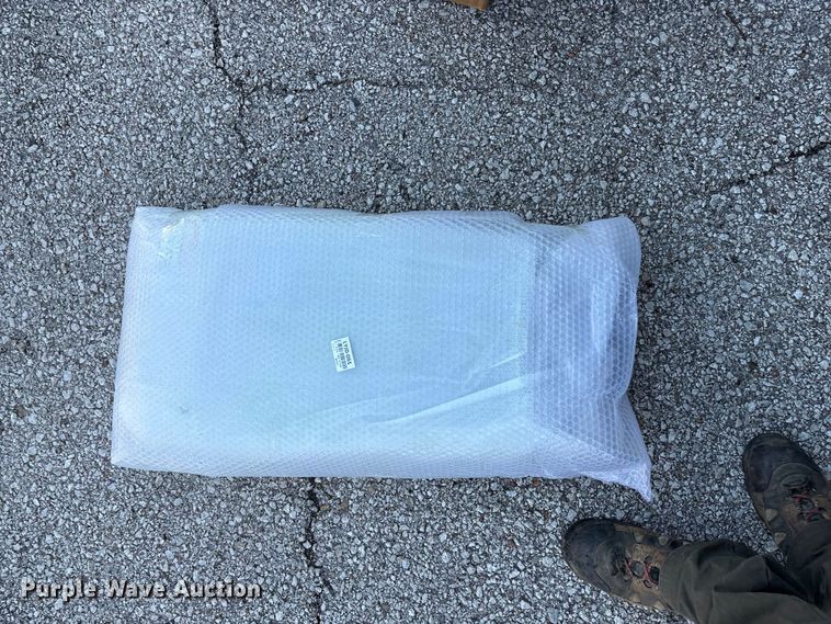 image for item EG8758 2005 John Deere LT190 lawn mower