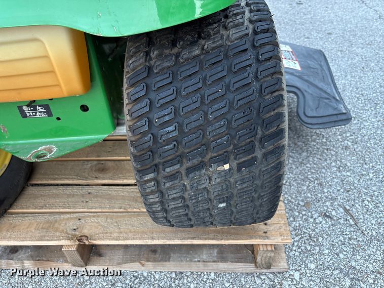 image for item EG8758 2005 John Deere LT190 lawn mower