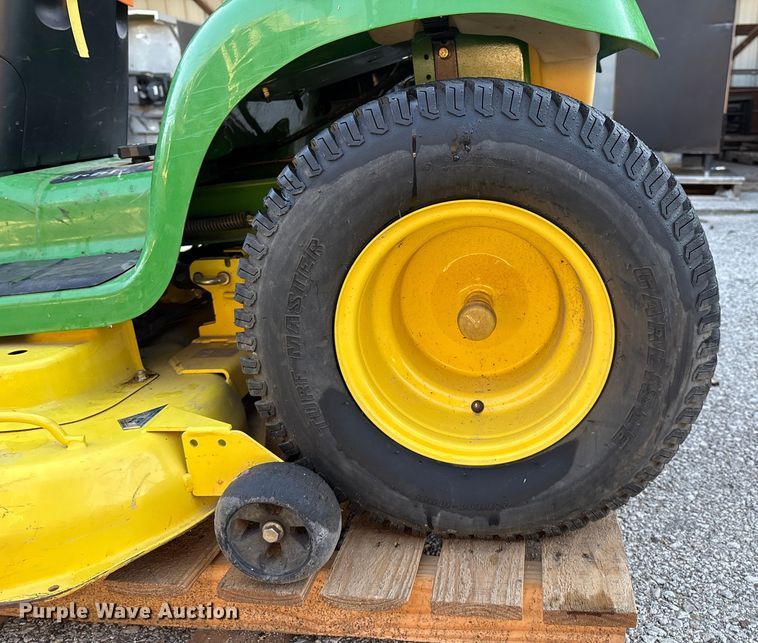 image for item EG8758 2005 John Deere LT190 lawn mower