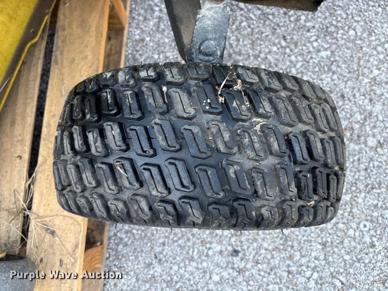 image for item EG8758 2005 John Deere LT190 lawn mower